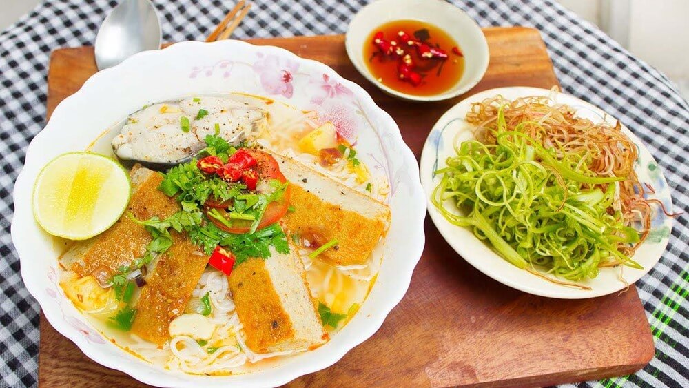 bánh canh chả cá - món ăn đặc sản tại Nha Trang phổ biến